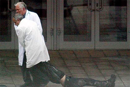 Médicos Retiram Vítima Morta 