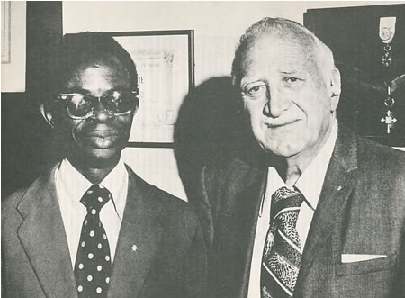 EBENEZER O. AJAYI e RALPH MAXWELL LEWIS